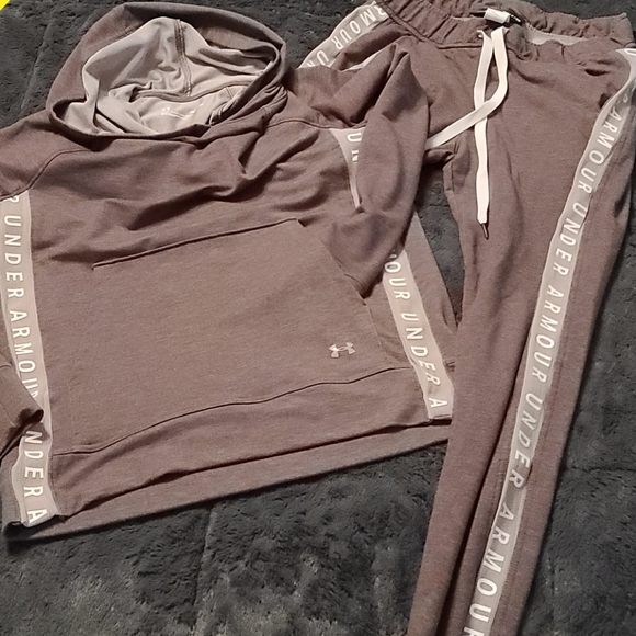 Under Armour Pants - Under Armour sweat suit size S